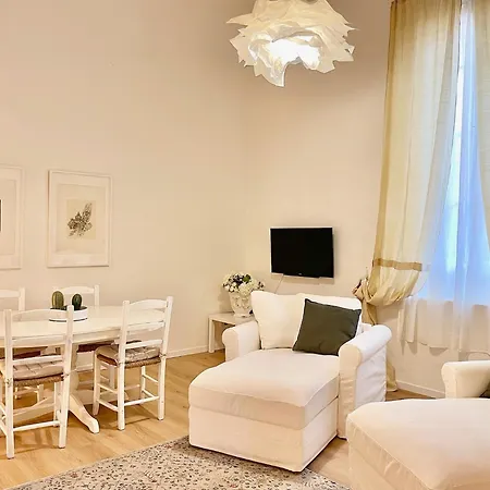 Elegante In Pieno Centro Storico דירה *